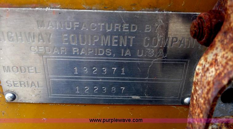 image for item G9530 New Leader L3020G G4 dry fertilizer spreader bed