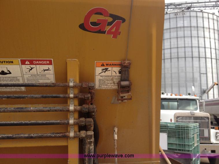 image for item G9530 New Leader L3020G G4 dry fertilizer spreader bed