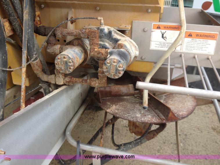 image for item G9530 New Leader L3020G G4 dry fertilizer spreader bed