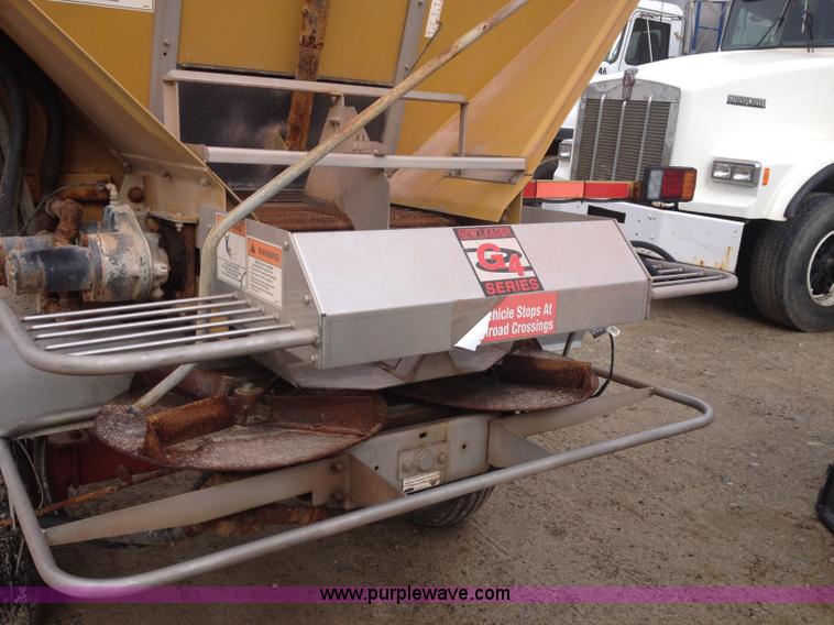 image for item G9530 New Leader L3020G G4 dry fertilizer spreader bed