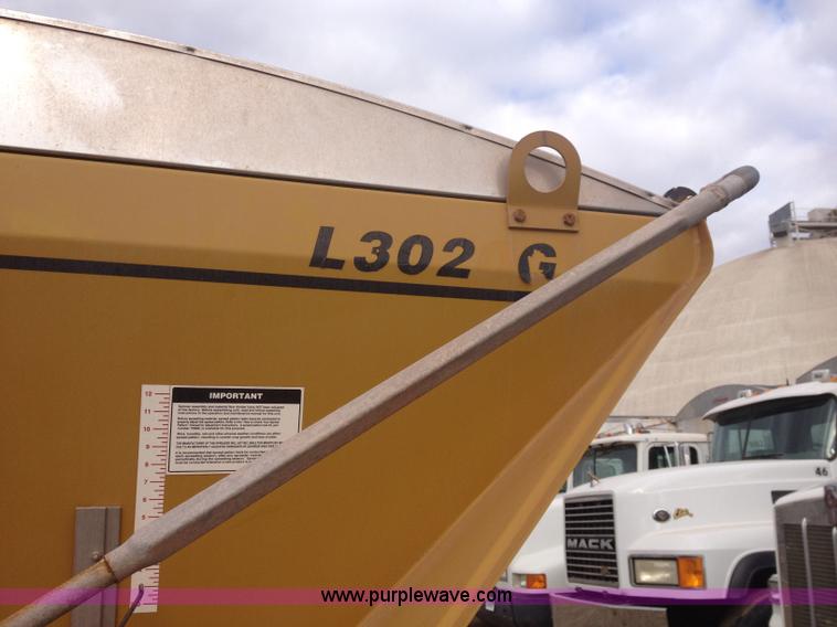 image for item G9530 New Leader L3020G G4 dry fertilizer spreader bed