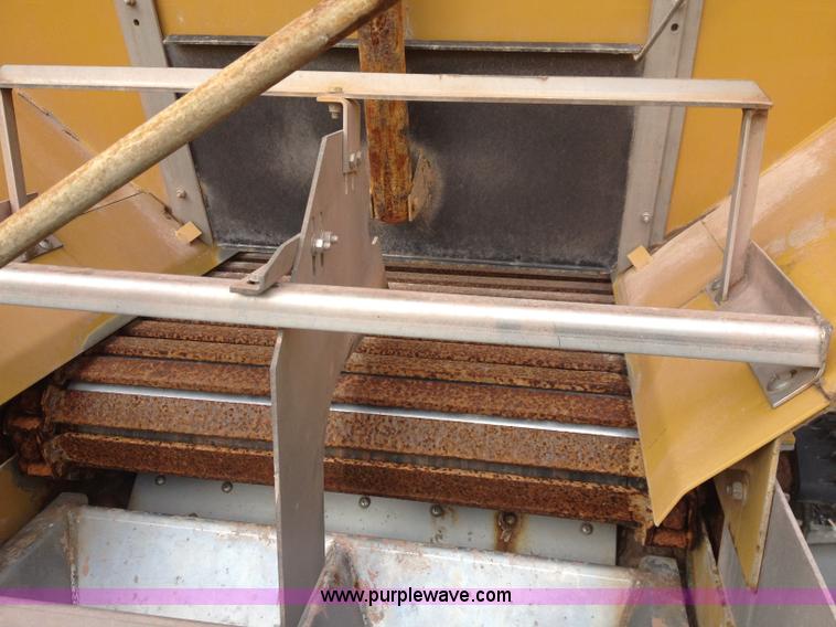 image for item G9530 New Leader L3020G G4 dry fertilizer spreader bed