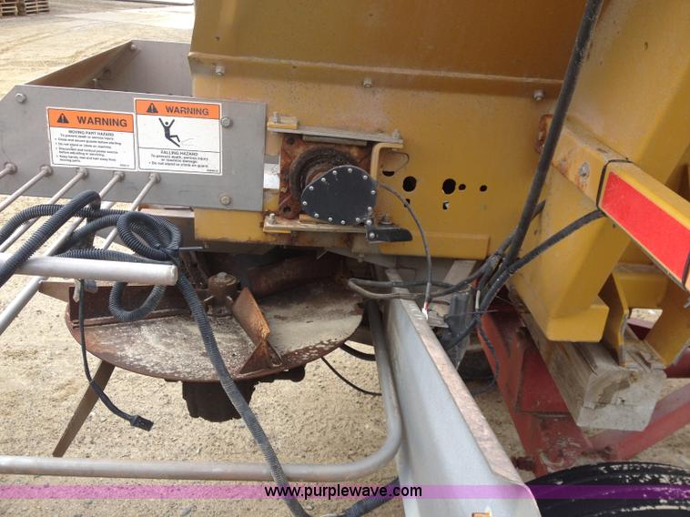 image for item G9530 New Leader L3020G G4 dry fertilizer spreader bed