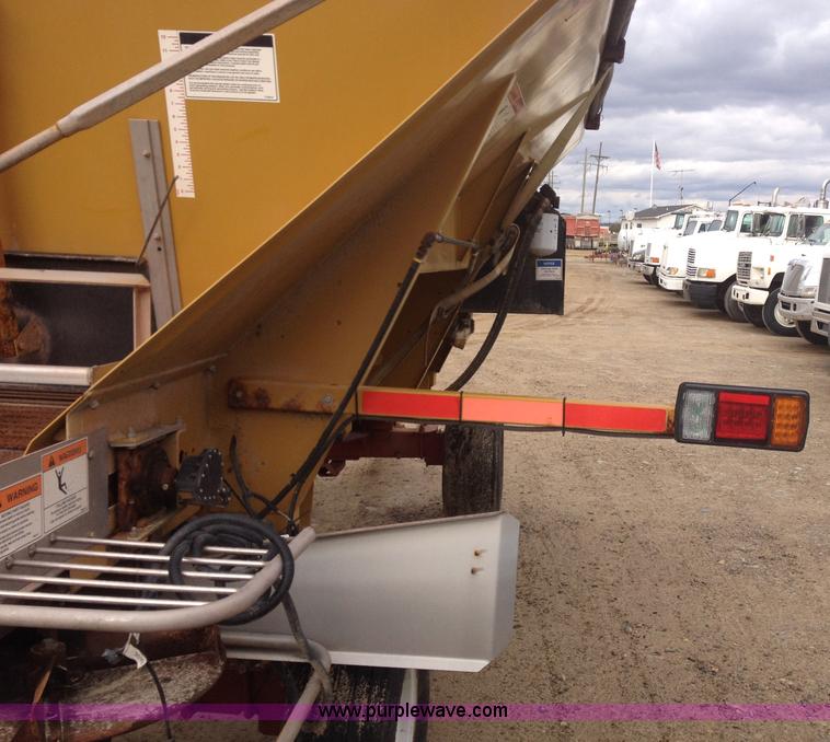 image for item G9530 New Leader L3020G G4 dry fertilizer spreader bed