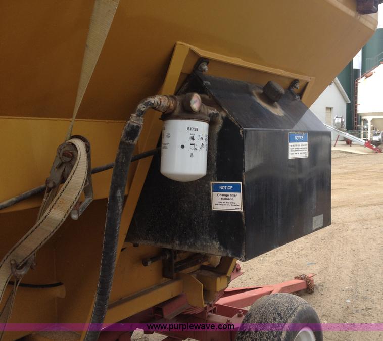 image for item G9530 New Leader L3020G G4 dry fertilizer spreader bed