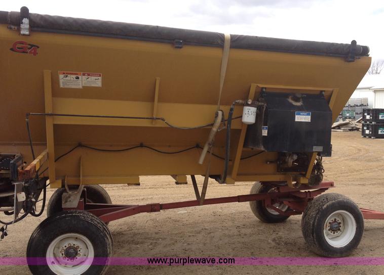 image for item G9530 New Leader L3020G G4 dry fertilizer spreader bed