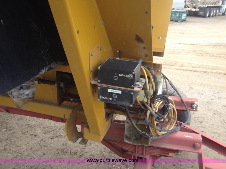 image for item G9530 New Leader L3020G G4 dry fertilizer spreader bed