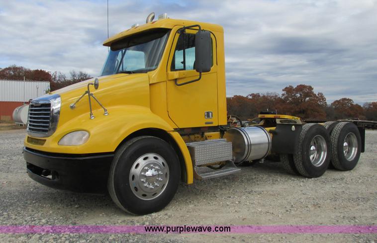 image for item I4962 2004 Freightliner Columbia semi truck