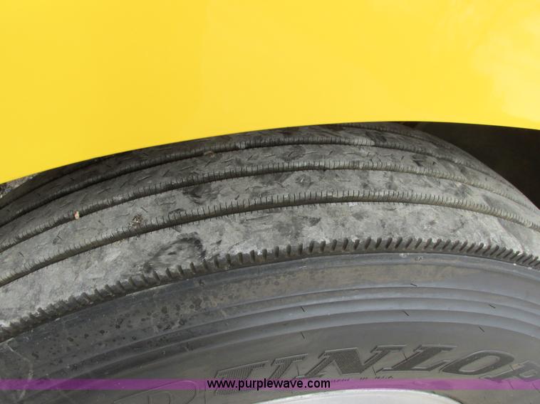 image for item I4962 2004 Freightliner Columbia semi truck