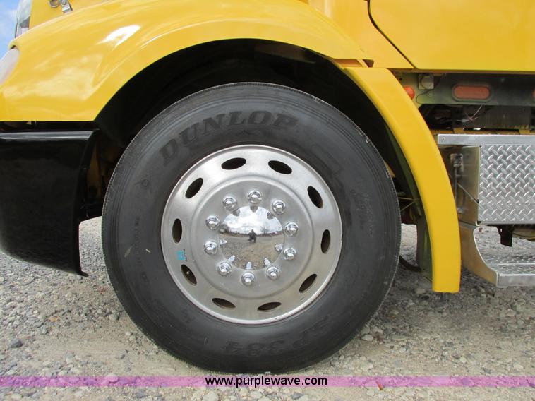 image for item I4962 2004 Freightliner Columbia semi truck