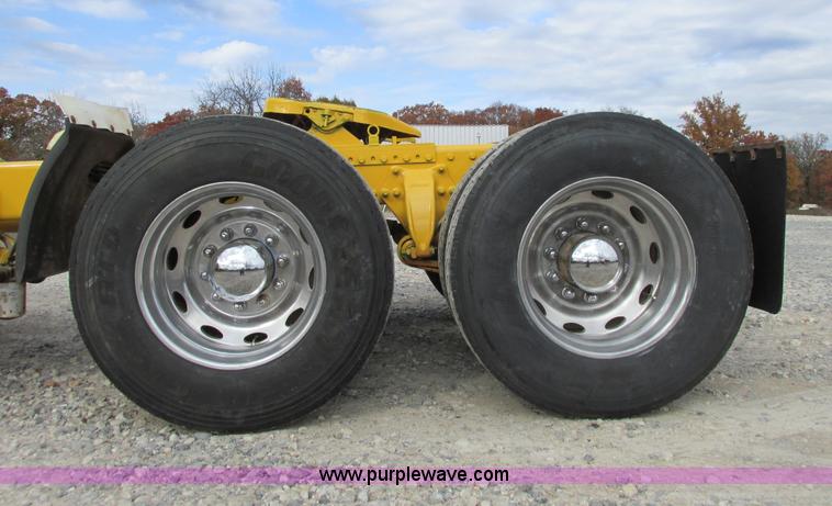 image for item I4962 2004 Freightliner Columbia semi truck