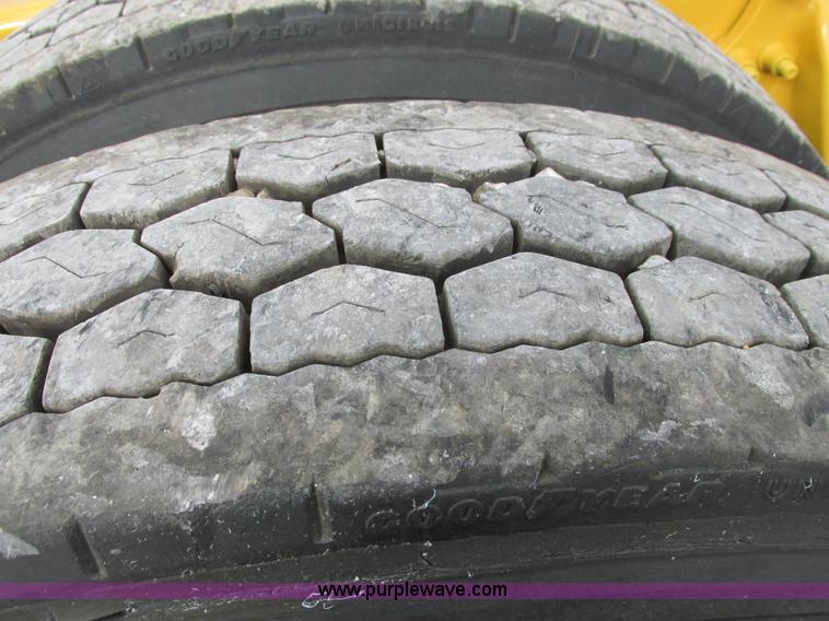 image for item I4962 2004 Freightliner Columbia semi truck