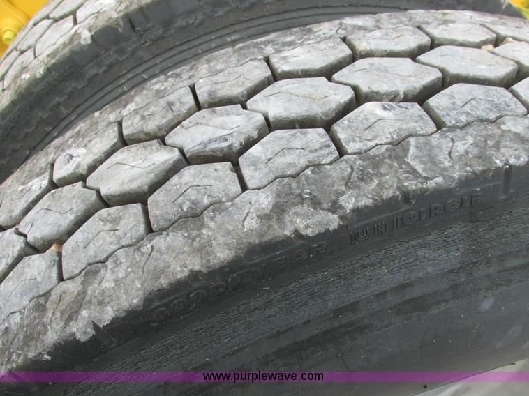 image for item I4962 2004 Freightliner Columbia semi truck