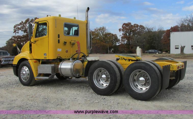 image for item I4962 2004 Freightliner Columbia semi truck