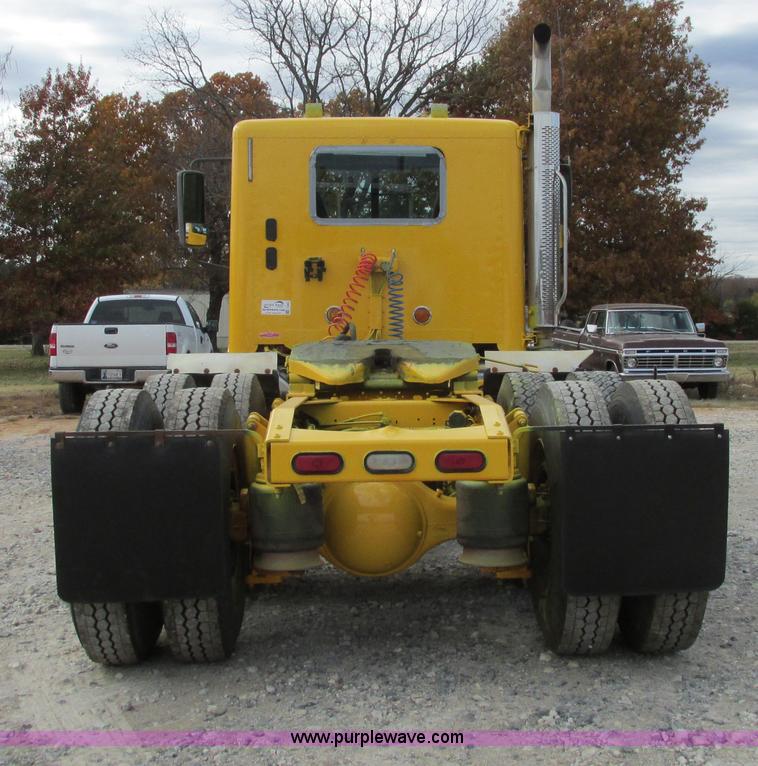 image for item I4962 2004 Freightliner Columbia semi truck