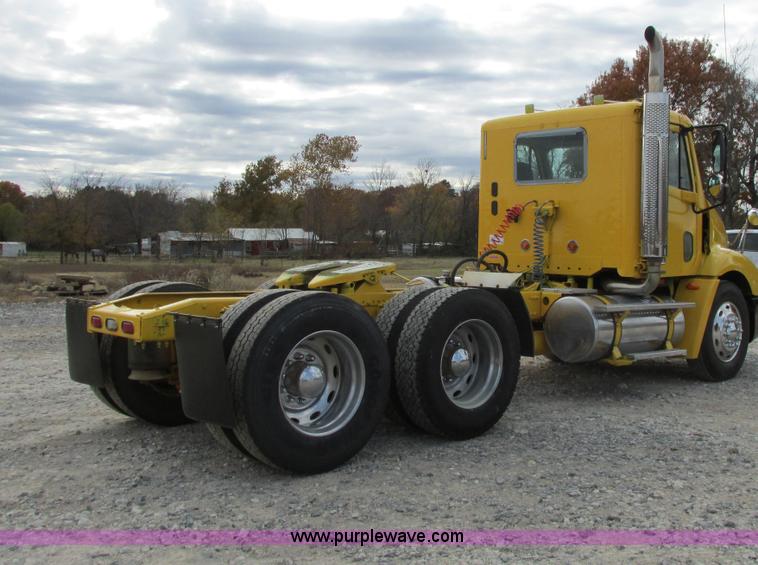 image for item I4962 2004 Freightliner Columbia semi truck