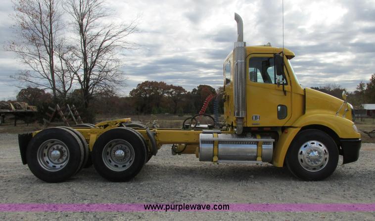 image for item I4962 2004 Freightliner Columbia semi truck