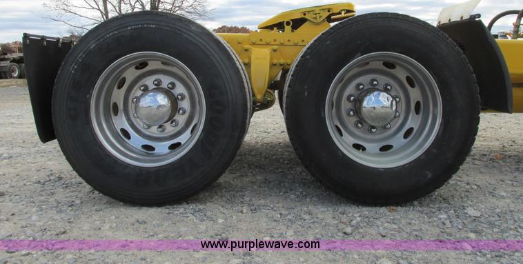 image for item I4962 2004 Freightliner Columbia semi truck