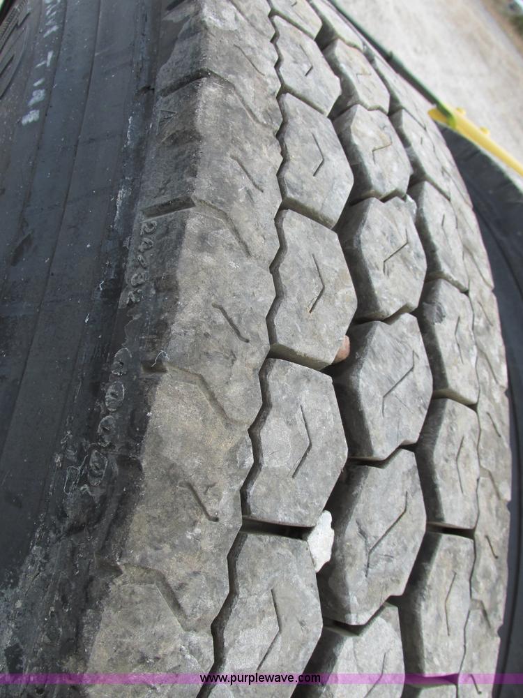 image for item I4962 2004 Freightliner Columbia semi truck