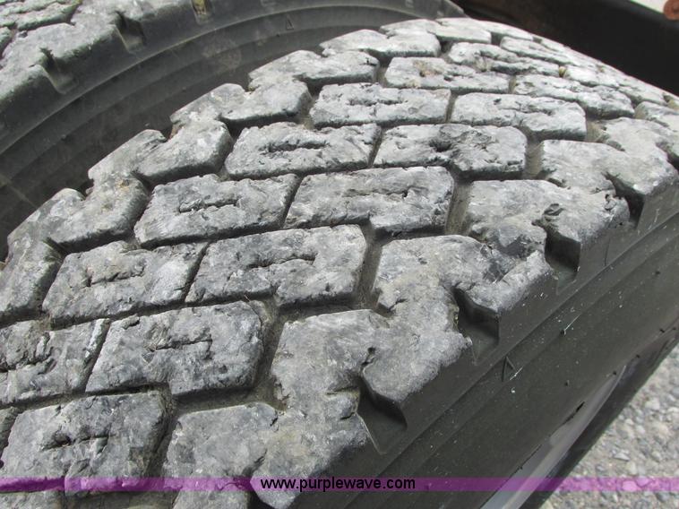 image for item I4962 2004 Freightliner Columbia semi truck