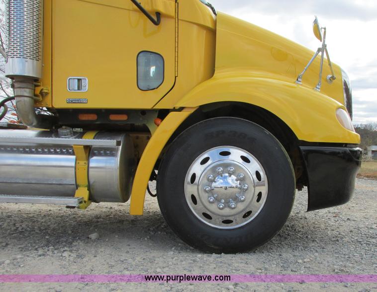 image for item I4962 2004 Freightliner Columbia semi truck