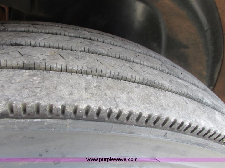 image for item I4962 2004 Freightliner Columbia semi truck