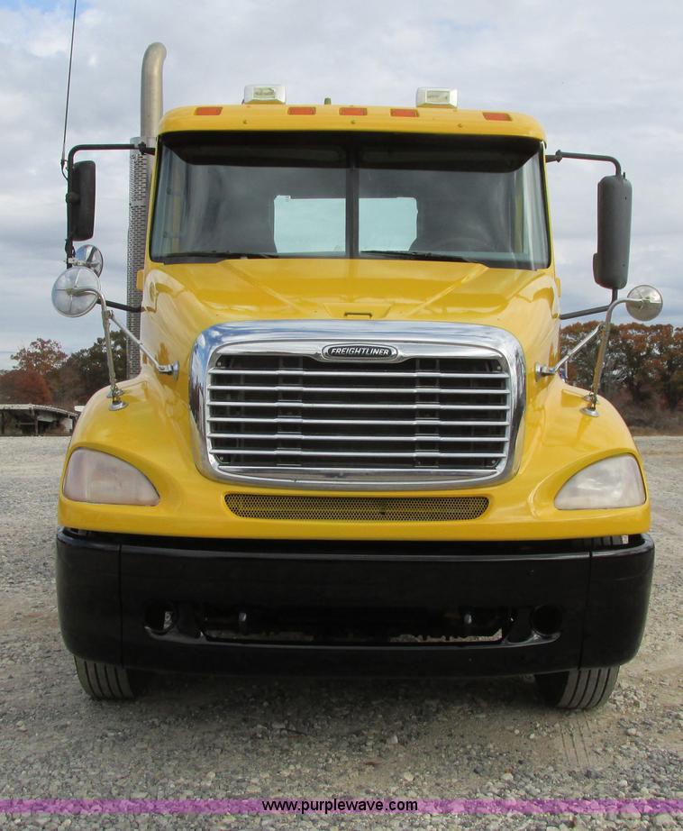 image for item I4962 2004 Freightliner Columbia semi truck