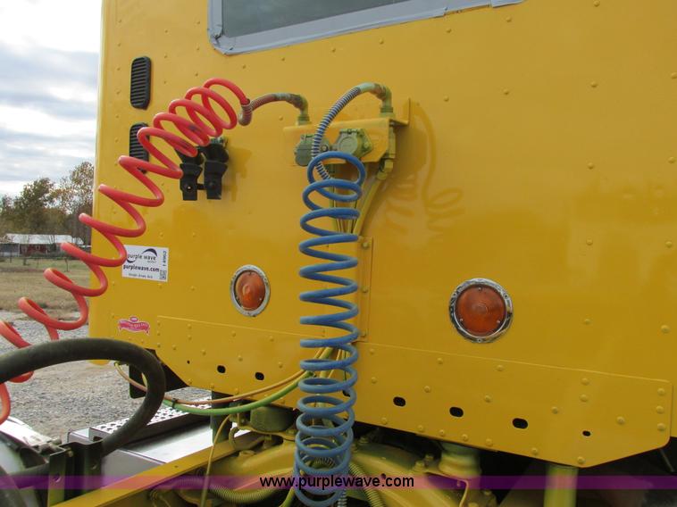 image for item I4962 2004 Freightliner Columbia semi truck