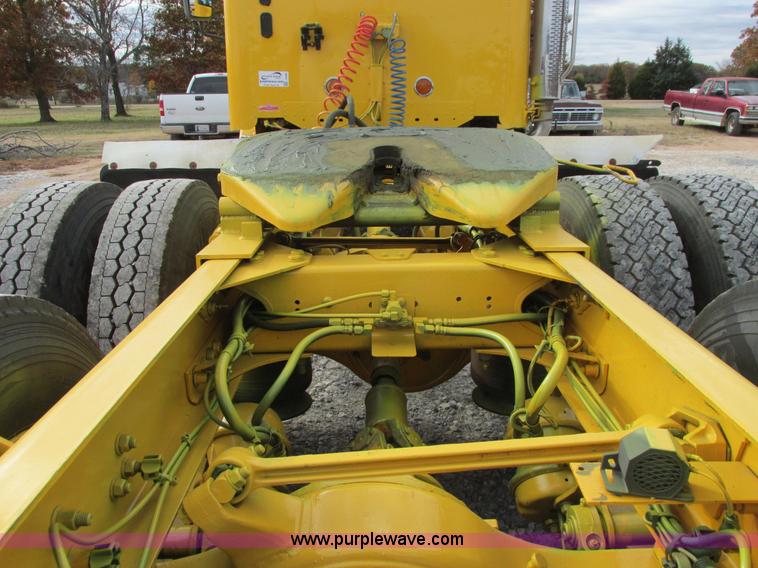 image for item I4962 2004 Freightliner Columbia semi truck