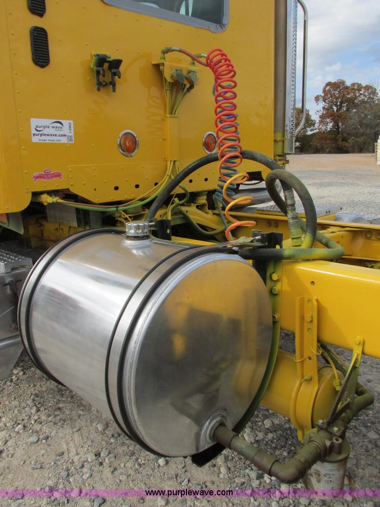 image for item I4962 2004 Freightliner Columbia semi truck