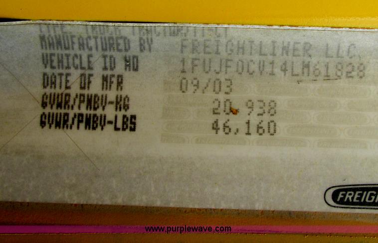 image for item I4962 2004 Freightliner Columbia semi truck