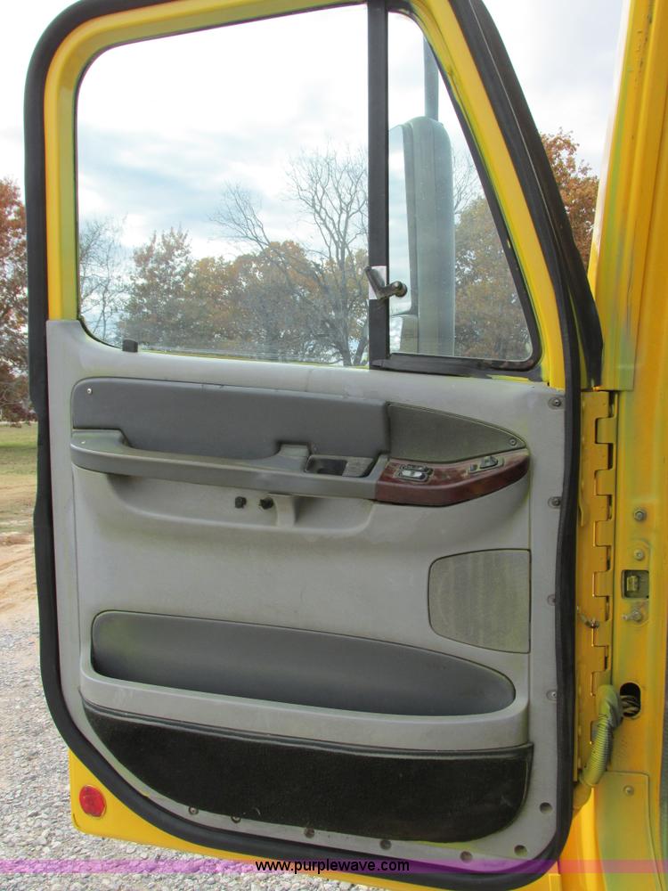 image for item I4962 2004 Freightliner Columbia semi truck