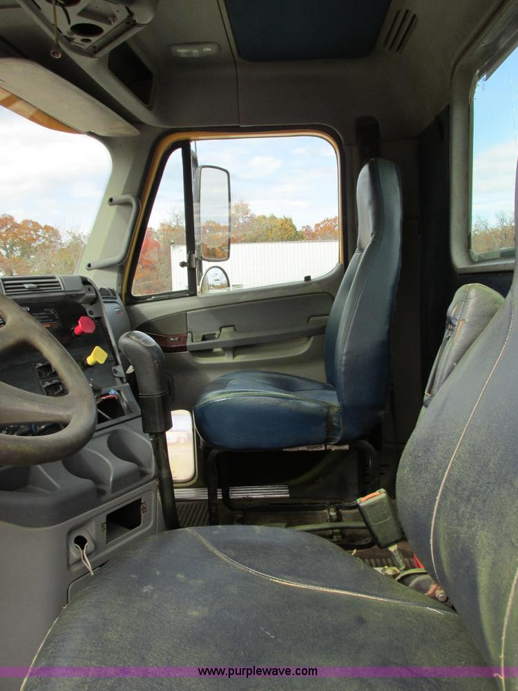 image for item I4962 2004 Freightliner Columbia semi truck