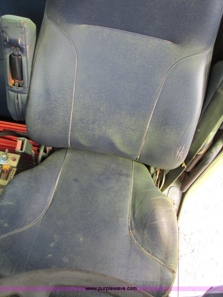 image for item I4962 2004 Freightliner Columbia semi truck