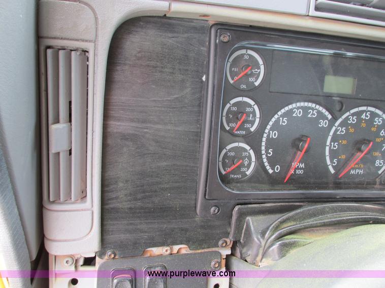 image for item I4962 2004 Freightliner Columbia semi truck