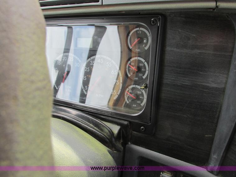 image for item I4962 2004 Freightliner Columbia semi truck