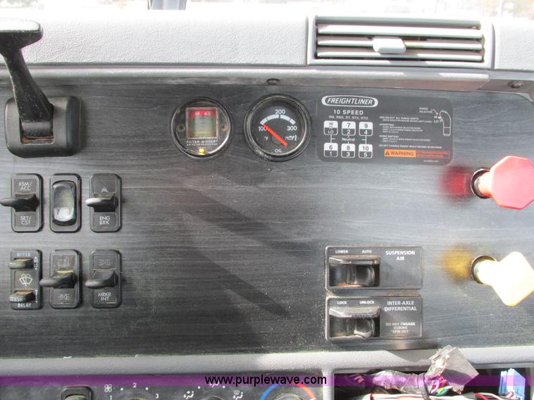 image for item I4962 2004 Freightliner Columbia semi truck