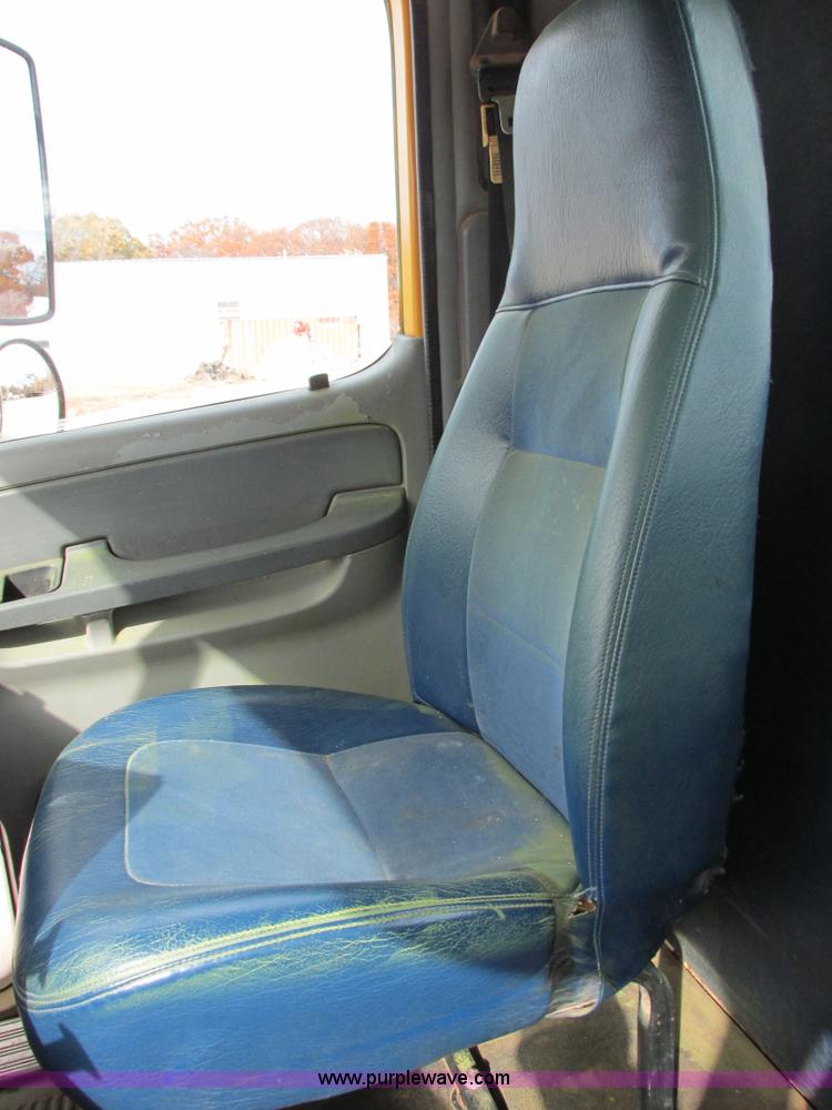 image for item I4962 2004 Freightliner Columbia semi truck