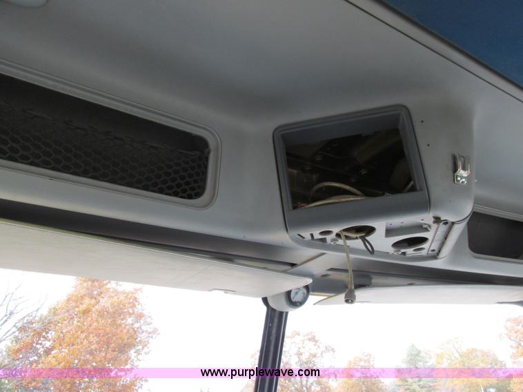 image for item I4962 2004 Freightliner Columbia semi truck