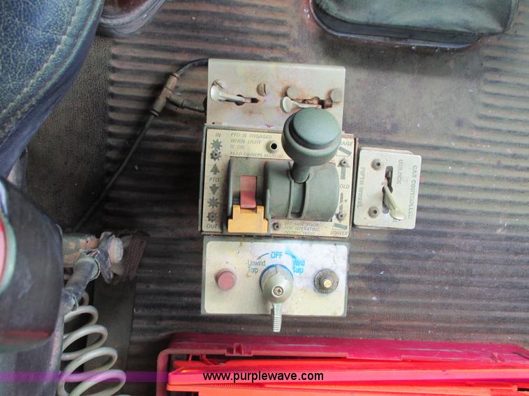 image for item I4962 2004 Freightliner Columbia semi truck