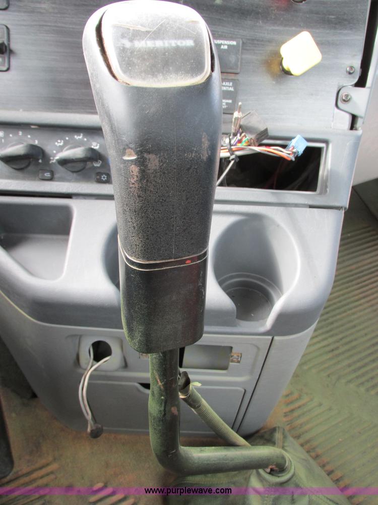 image for item I4962 2004 Freightliner Columbia semi truck