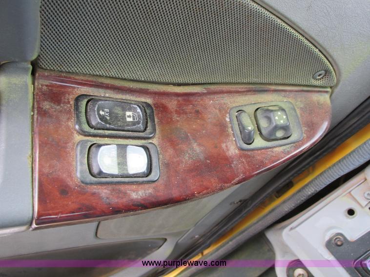 image for item I4962 2004 Freightliner Columbia semi truck