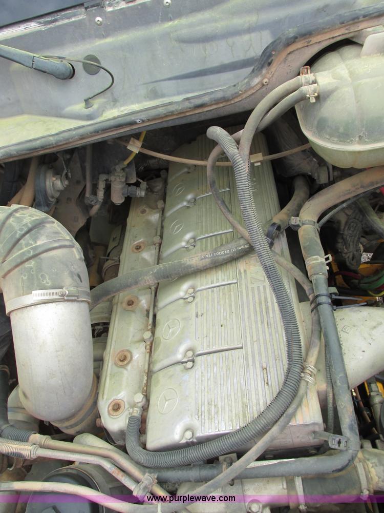 image for item I4962 2004 Freightliner Columbia semi truck