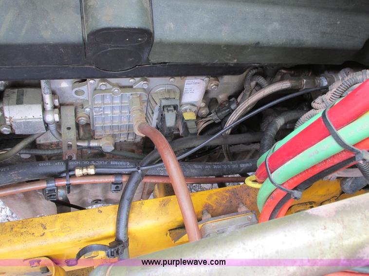 image for item I4962 2004 Freightliner Columbia semi truck