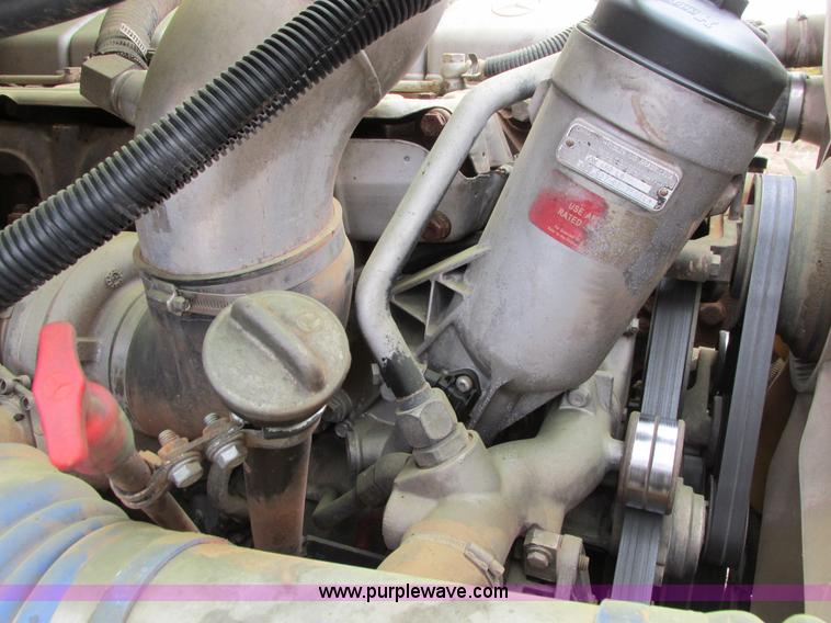 image for item I4962 2004 Freightliner Columbia semi truck