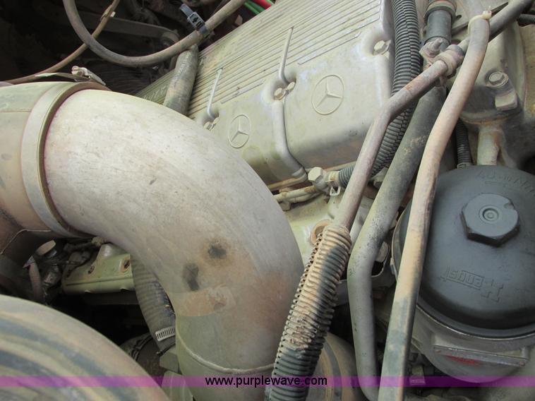 image for item I4962 2004 Freightliner Columbia semi truck