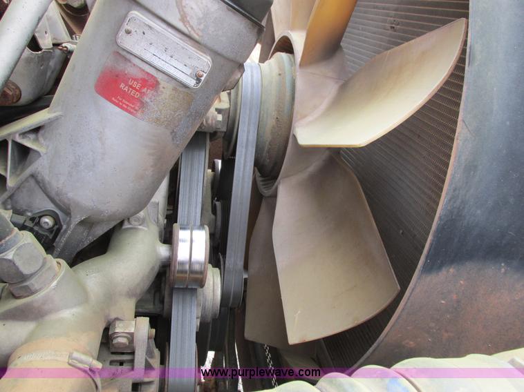 image for item I4962 2004 Freightliner Columbia semi truck