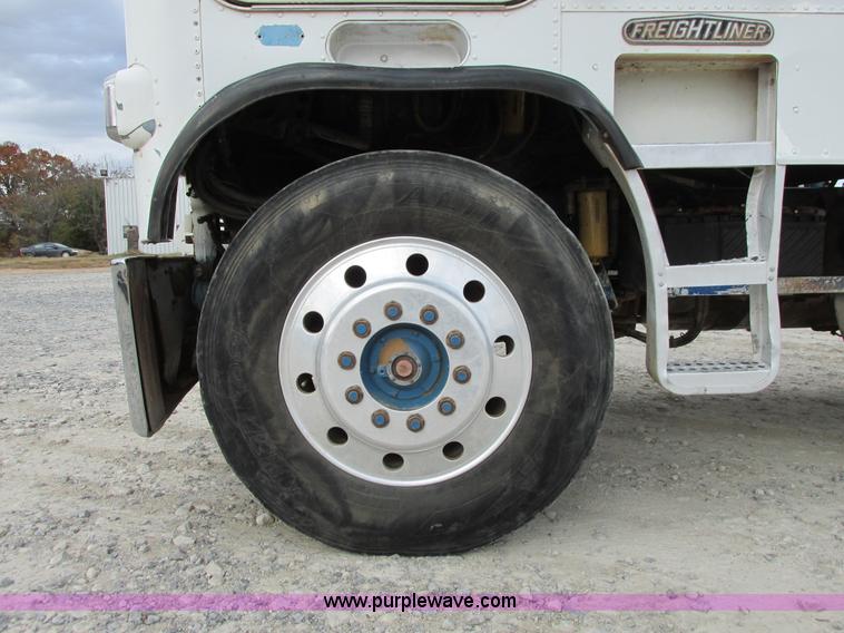 image for item I4963 1985 Freightliner FLT-10464T semi truck