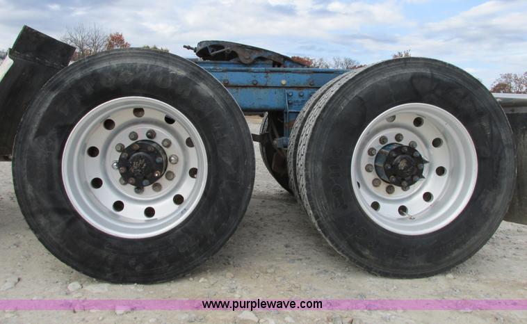 image for item I4963 1985 Freightliner FLT-10464T semi truck