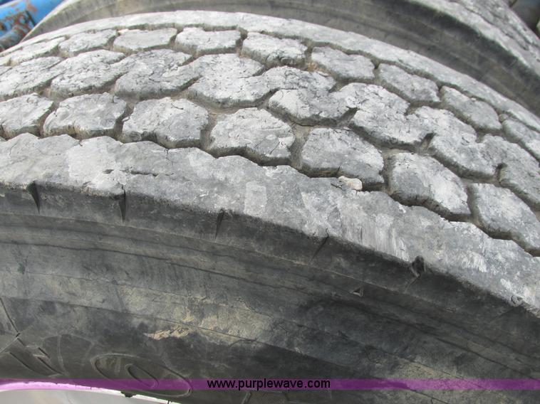 image for item I4963 1985 Freightliner FLT-10464T semi truck